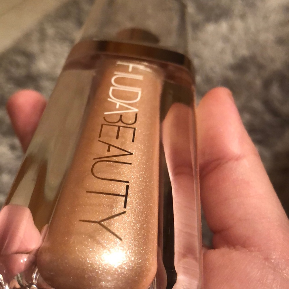 HUDA BEAUTY body highlighter